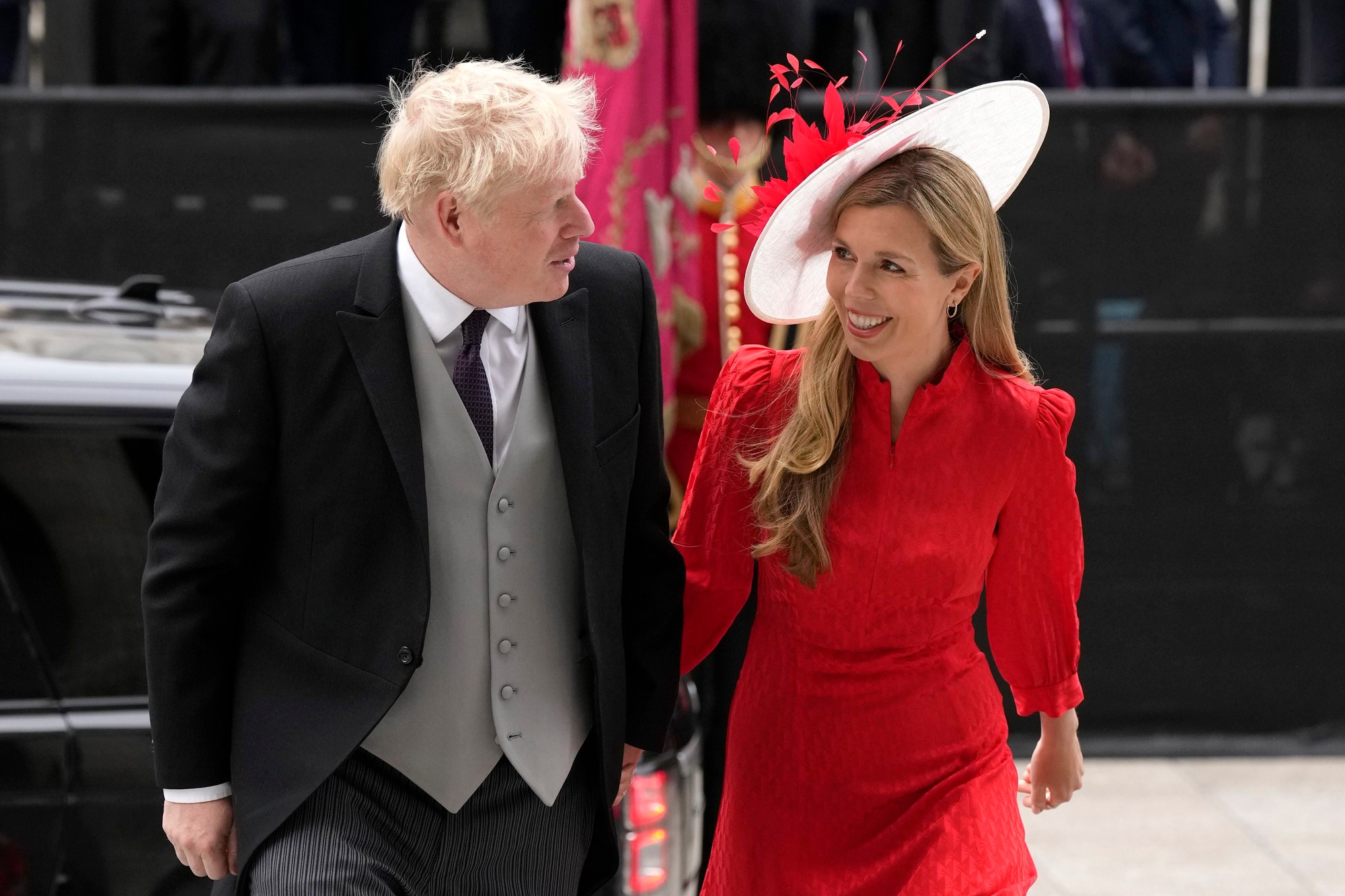 Britský premiér Boris Johnson s manželkou pred ďakovnou bohoslužbou platinového jubilea v londýnskej Katedrále sv. Pavla.