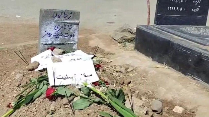 Po jednostavnoj nadgrobnoj ploči Mahse Džine Amini ispisane su neke moćne poruke | Foto: Sosial Media