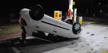 Kompletnie pijany kierowca dachował na stacji benzynowej [WIDEO]