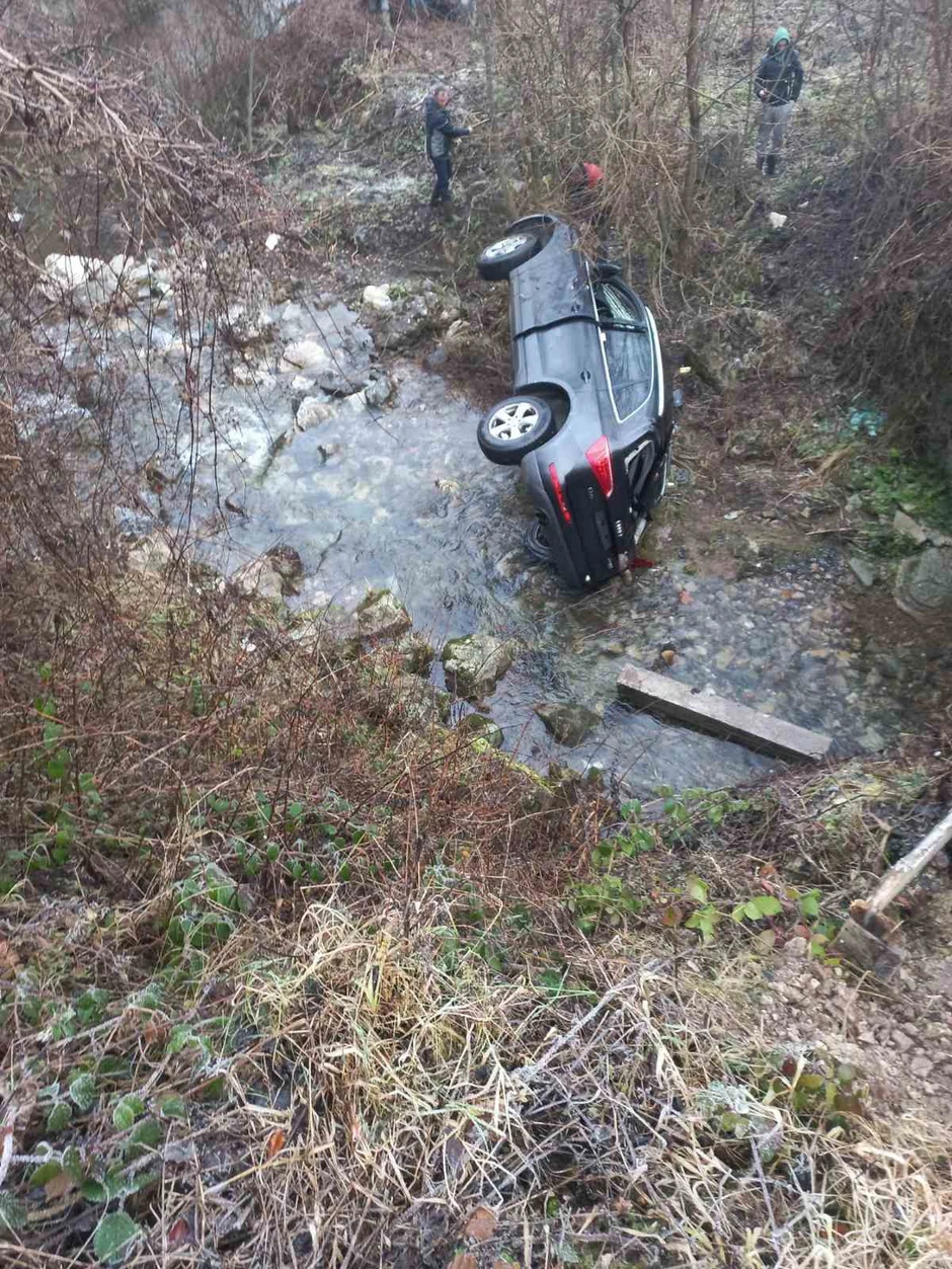 Džip sleteo sa mosta i pao na bok