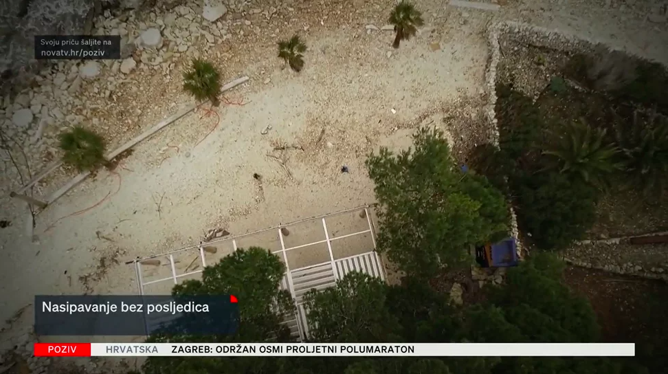 Chorvátska pláž je zdevastovaná.