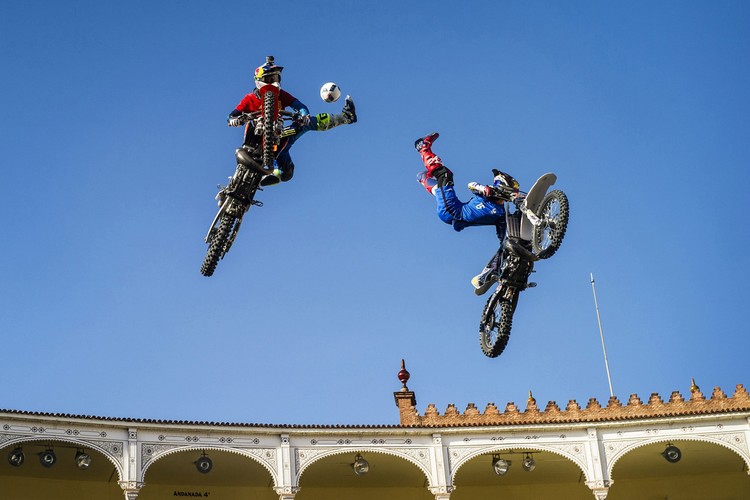 W Hiszpanii w piłkę grają nawet na motorach