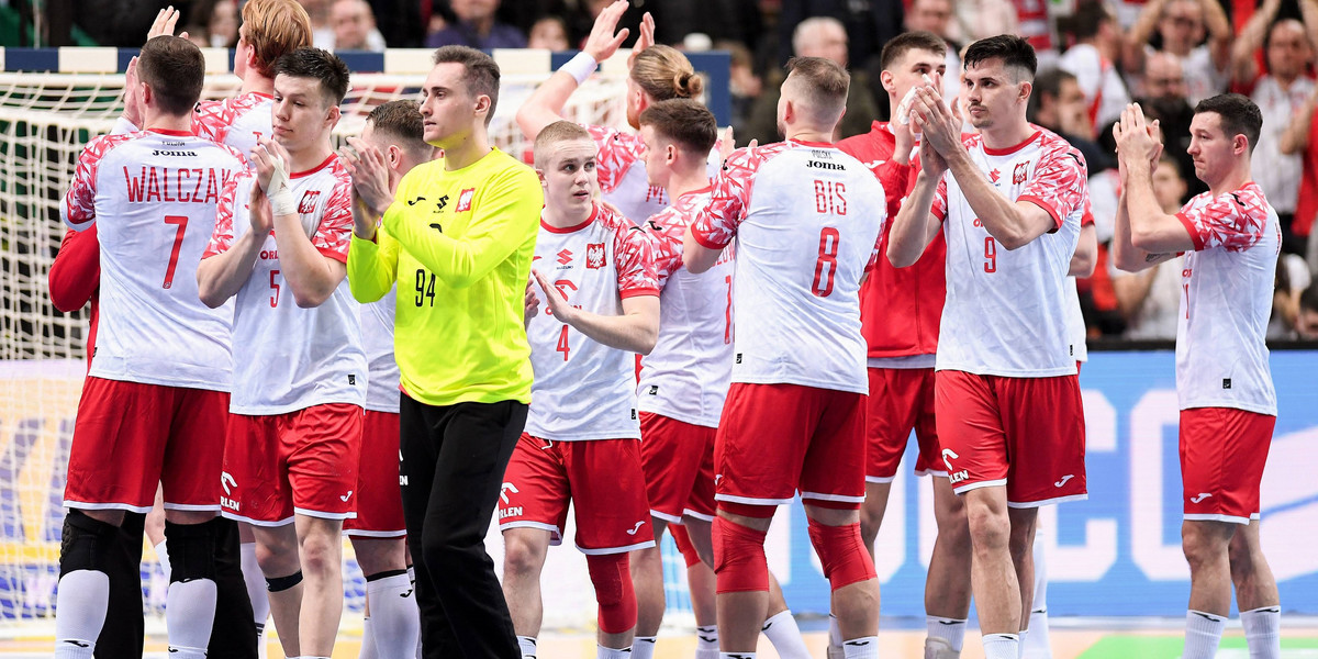 Polacy dziękują kibicom po przegranym meczu z Francją na inaugurację mundialu