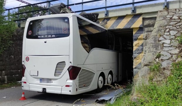 autobus udario u podvožnjak