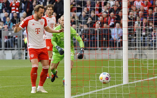 Harry Kane patrzy jak piłka wpada do bramki FSV Mainz. Autorem tego gola był Leon Goretzka