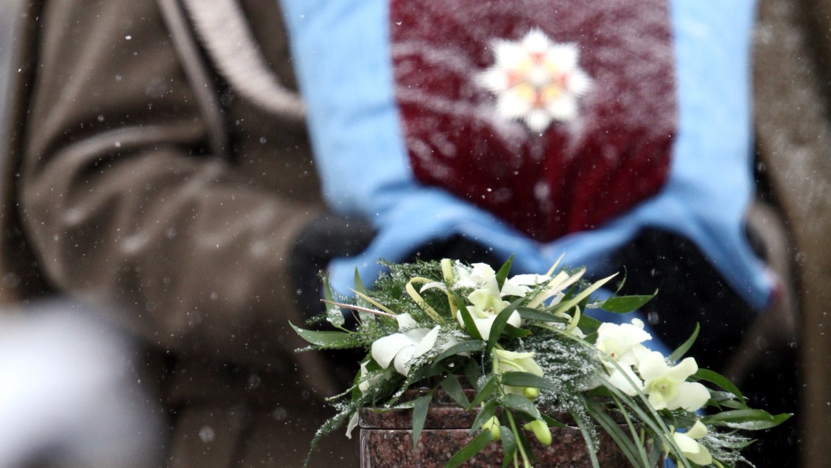 - Nie jest łatwo żegnać poetkę Wisławę Szymborską, damę Orła Białego. Trudno żegnać, bo wiemy jak bardzo nie ceniła sobie oficjalności, żałowała czasu na ceremonię. Żegnamy poetkę pogodnej strony świata - mówił prezydent Bronisław Komorowski podczas pogrzebu Wisławy Szymborskiej.