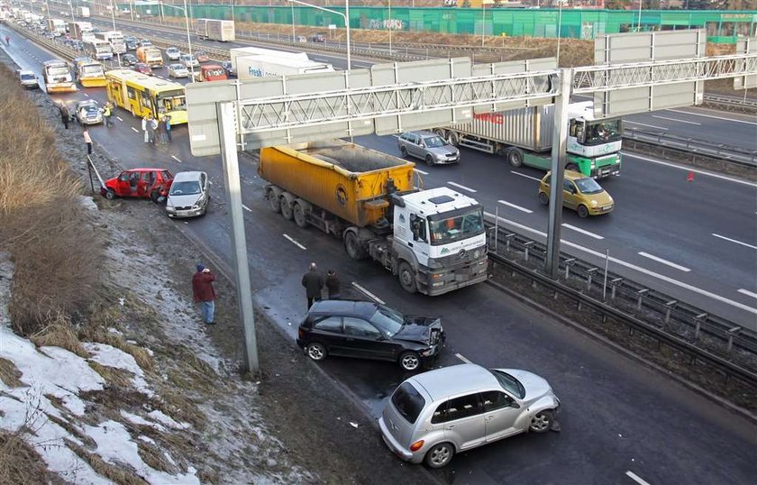 Katowice .  Karambol na zdjezdzie z autostrady A4