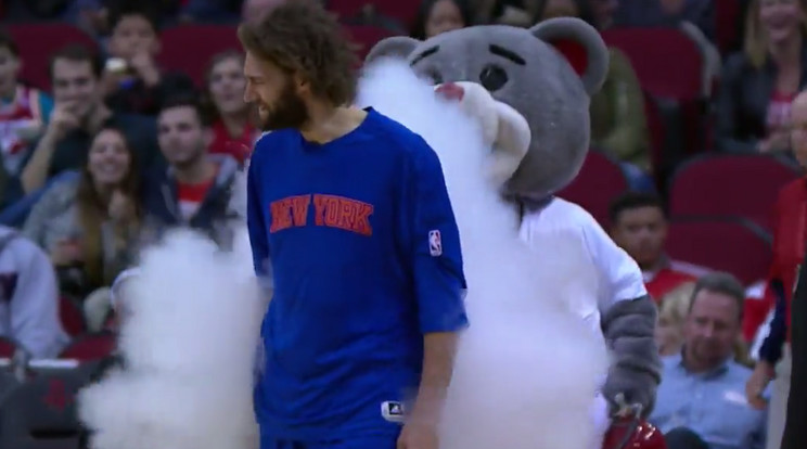 Robin Lopez és a kabalafigura harca / Fotó: New York Knicks Twitter