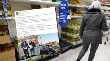 Czesi przyjeżdżają do Polski na zakupy. Polak wręcza im pisma z apelem