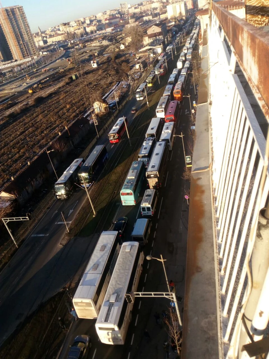 Autobusi parkirani u Savskoj ulici