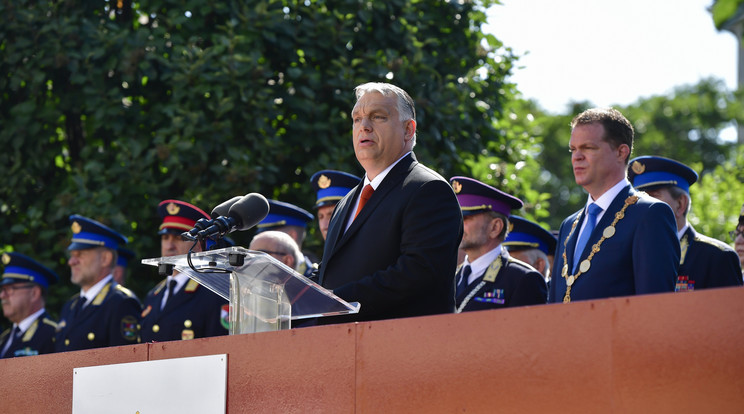 Orbán Viktor miniszterelnök (k) beszédet mond, mellette Koltay András rektor (j) a Nemzeti Közszolgálati Egyetem Rendészettudományi Kara és Katasztrófavédelmi Intézete végzett hallgatóinak tiszti eskütételén a budai Várban, a Kapisztrán téren  / Fotó: MTI/Koszticsák Szilárd