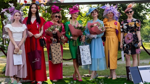 - My tym różnimy się od innych torów, że nie mamy strefy VIP, w jej miejsce utworzyliśmy bezpłatną strefę VEP - Very Elegant Person. Przepustką do niej jest elegancja - mówi Jerzy Sawka. FOT. WIKTOR RZEŻUCHOWSKI. 
