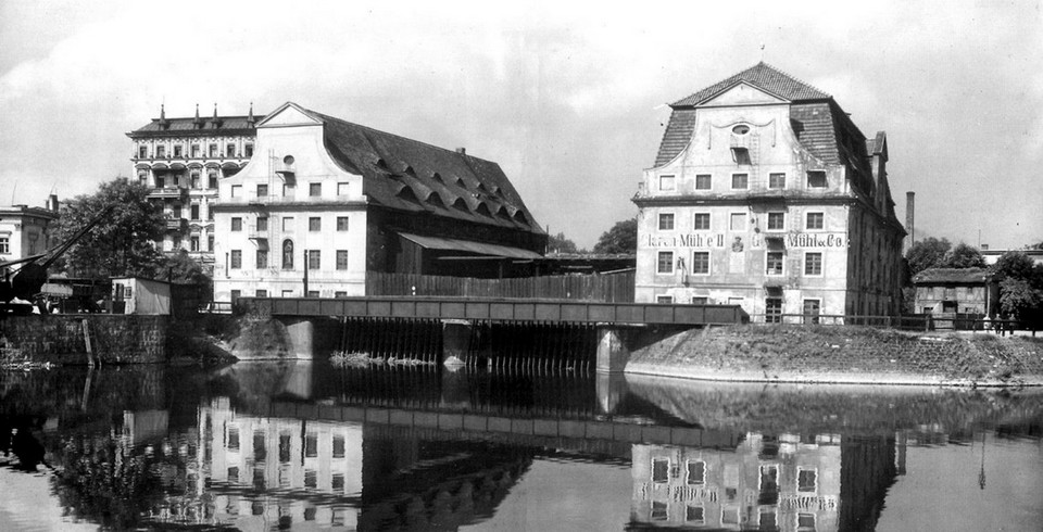 Młyny Świętej Klary. Bezcenny zabytek architektury przemysłowej o piastowskich pierwocinach. Spalony w czasie wojny i wysadzony w powietrze w 1975 roku, czego efektem był zaskakujący międzynarodowy skandal