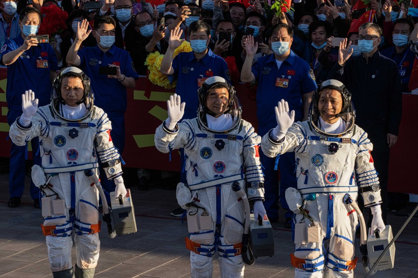 Kineski astronauti Tang Hongbo Nije Haišeng i Liu Boming