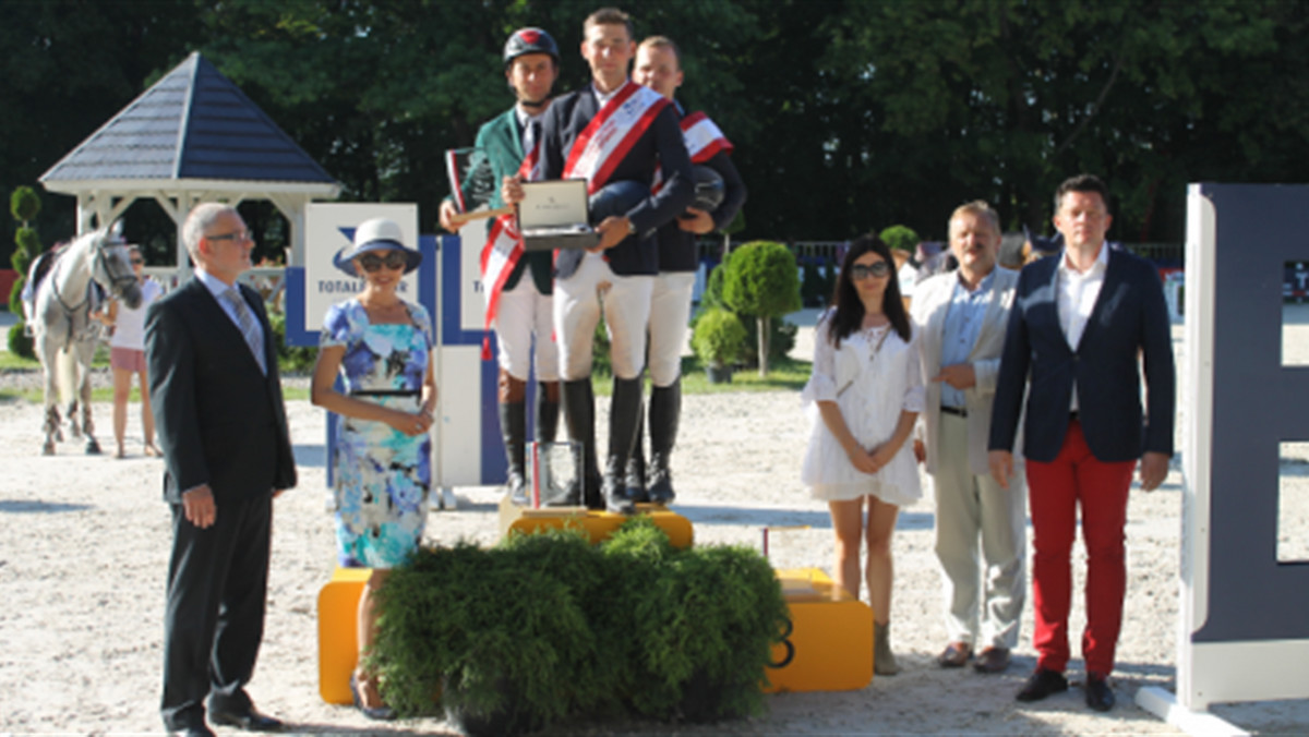 Kamil Grzelczyk i jego siwy Wibaro zajęli pierwsze miejsce wśród Polaków podczas CSI 3* Baltica Summer Tour w Ciekocinku i przed ostatnimi zawodami w Jakubowicach prowadzi w Jeździeckim Grand Prix Polski Totalizatora Sportowego.