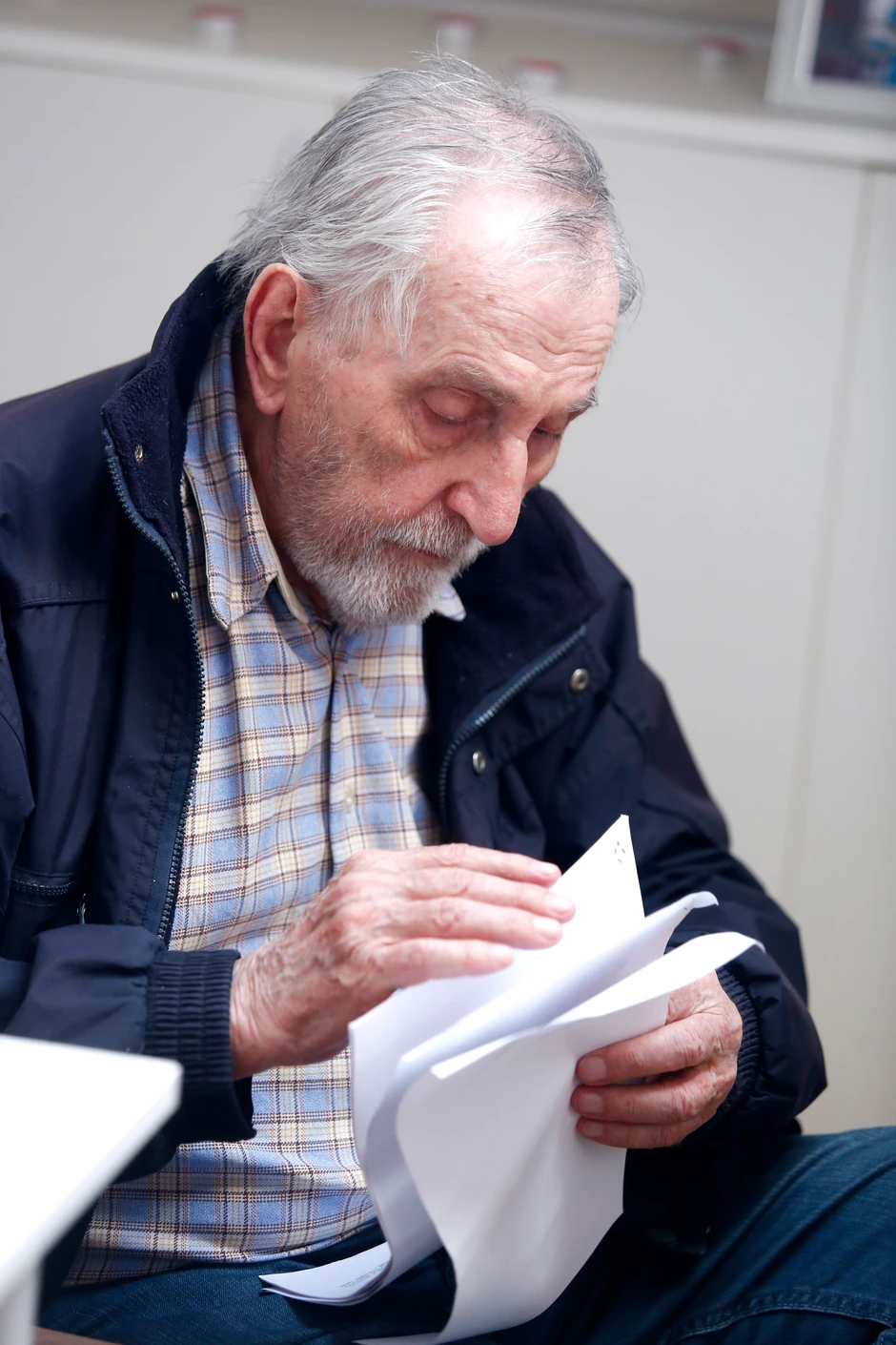 Božidar pokazuje sve papire koje ima za stan