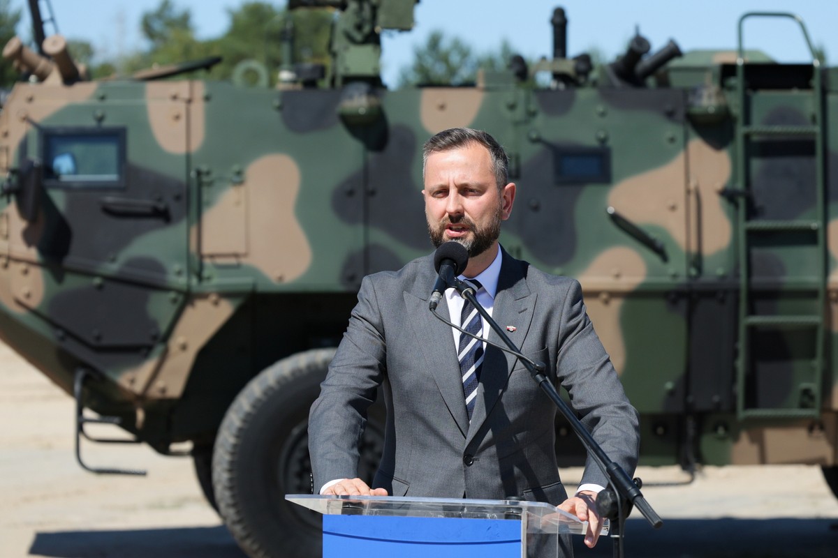 Warszawa, 14.08.2024. Wicepremier, minister brony narodowej Władysław Kosiniak-Kamysz podczas uroczystości podpisania umowy wykonawczej nr 1 na zakup Lekkich Opancerzonych Transporterów Rozpoznawczych Kleszcz, 14 bm. na terenie 1. Warszawskiej Brygady Pancernej Warszawa - Wesoła. (jm) PAP/Paweł Supernak