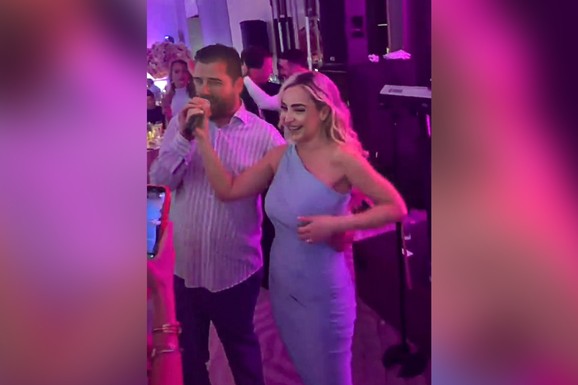 (VIDEO) ACA KOS OTEO MIKROFON MAJI BEROVIĆ NA SLAVLJU KOD DUŠKA ŠARIĆA Počeo da peva: "Srce hoće promene"