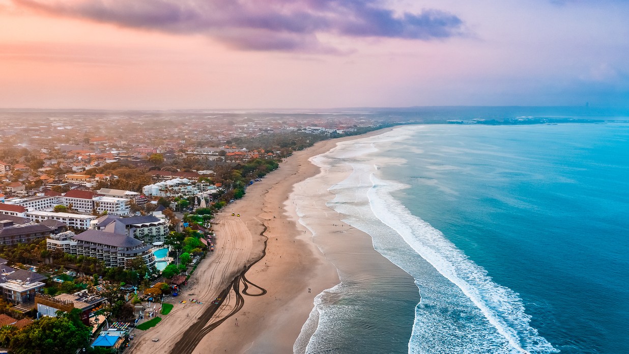 Pokojné vlny a prvé lúče slnka nad Kutou.