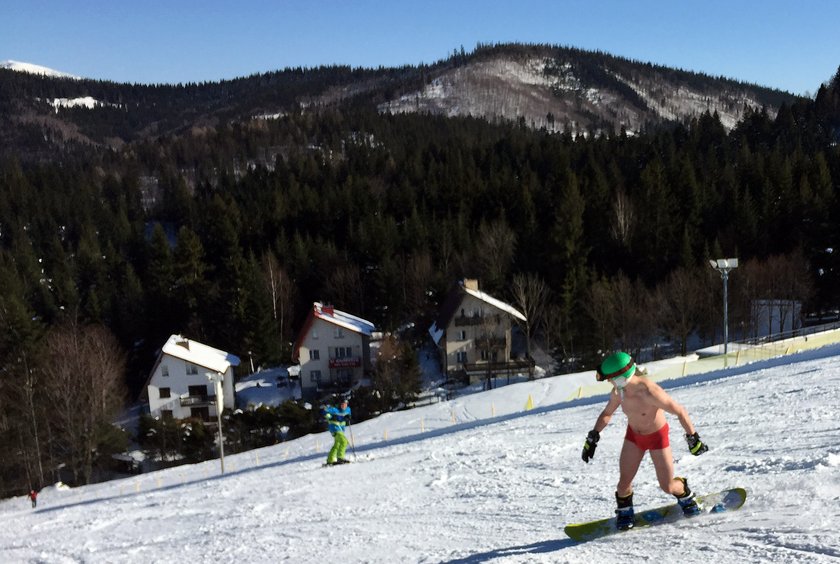 Półnadzy snowboardziści na stoku