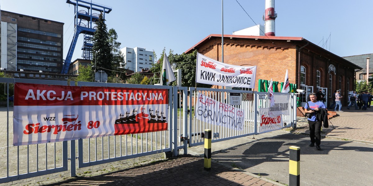 21.09.2020 Rybnik. Banery protestacyjne na płocie kopalni KWK Jankowice należącej do Polskiej Grupy Górniczej