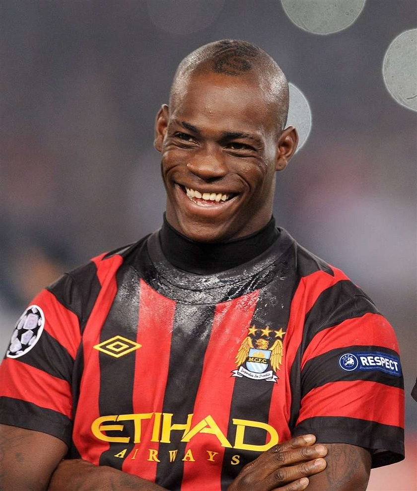 Mario Balotelli przebrał się za Świętego Mikołaja i rozdawał pieniądze