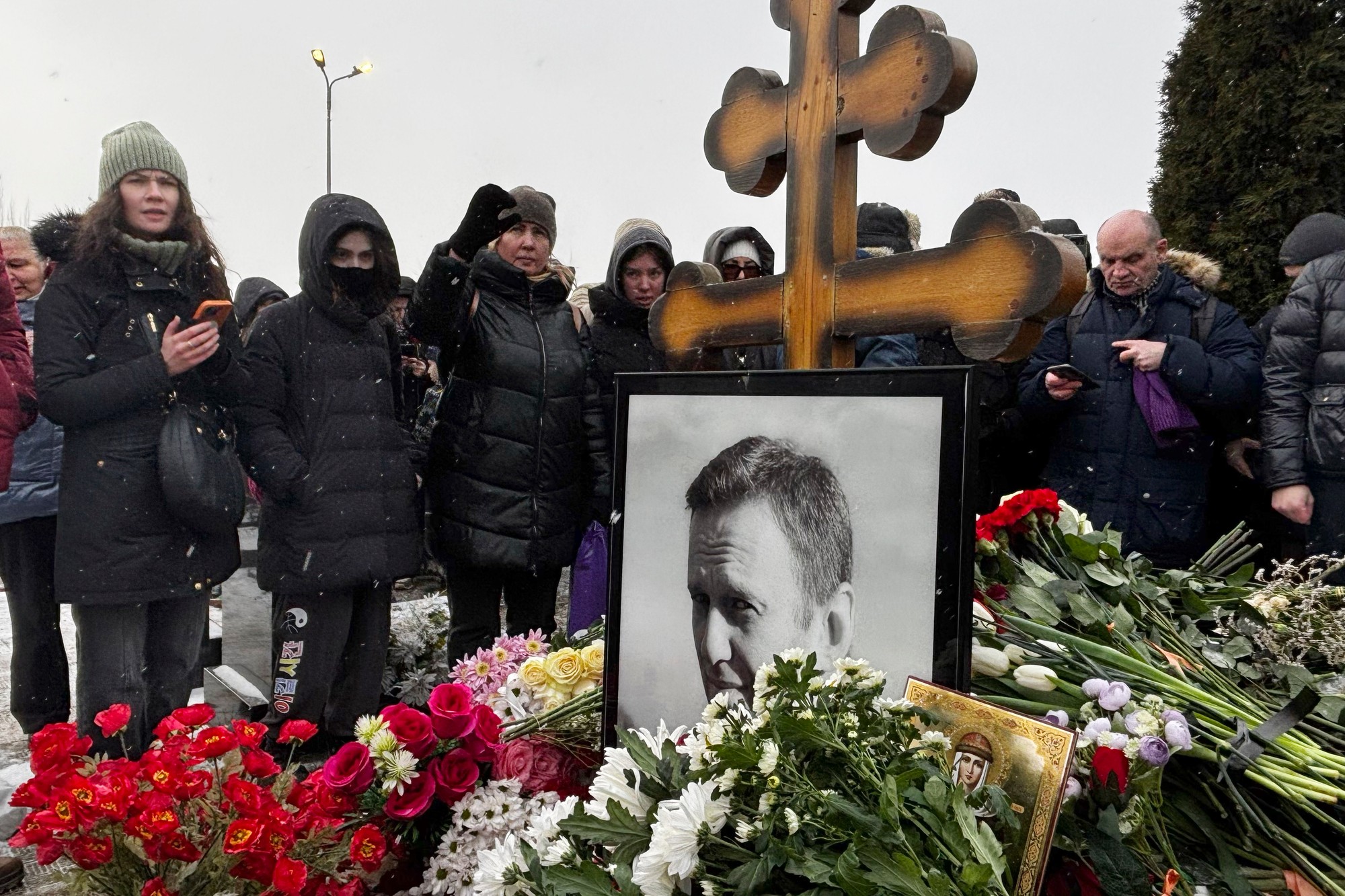 Ľudia v Rusku si uctievajú pamiatku ruského opozičného lídra Alexeja Navaľného v deň 1. výročia jeho smrti. 