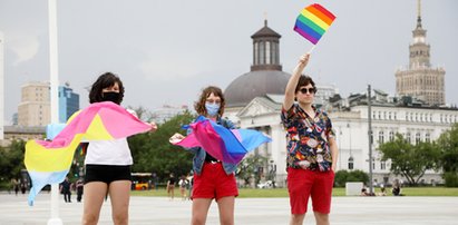 Zaskakująca sytuacja w Warszawie. Gwiazdy kładły się na placu