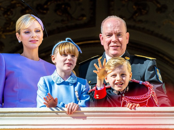 Princeza Šarlin i njen muž sa decom