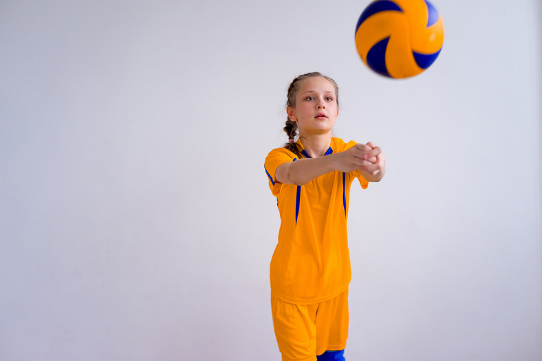 Dziewczynka grająca w siatkówkę (zdj. iliustracyjne)