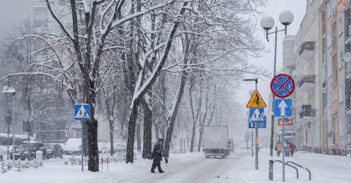 Zima 2025. Odśnieżanie chodników to obowiązek właścicieli domów. Sprawdź, jakie kary grożą
