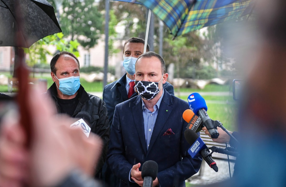 Lublin, 25.05.2020. Lider Kukiz'15, poseł Paweł Kukiz (L), poseł partii Jarosław Sachajko (C) oraz szef Rady Koalicji Polskiej, poseł do PE Krzysztof Hetman (P) w Lublinie, 25. bm. podczas konferencji prasowej na temat bieżącej sytuacji w Polsce. (wj/dw) PAP/Wojtek Jargiło