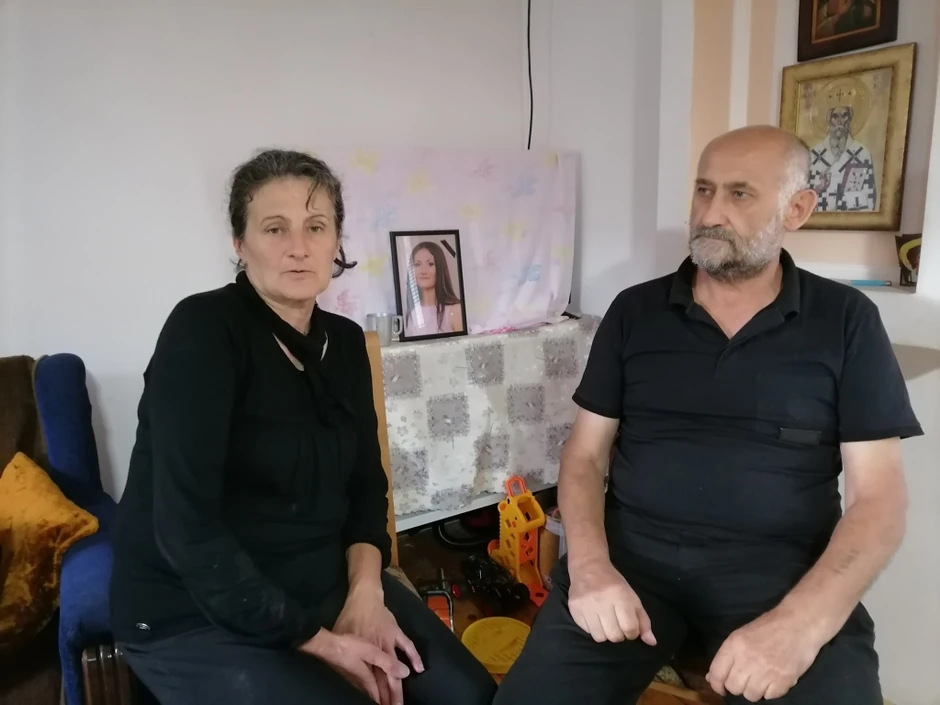 Roditelji mlade majke Ane koju je godinama progonio, a onda i ubio bivši partner, policajac