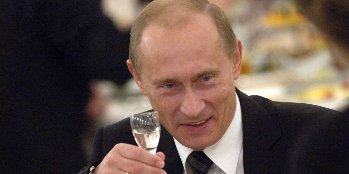 Władymir Putin z kieliszkiem