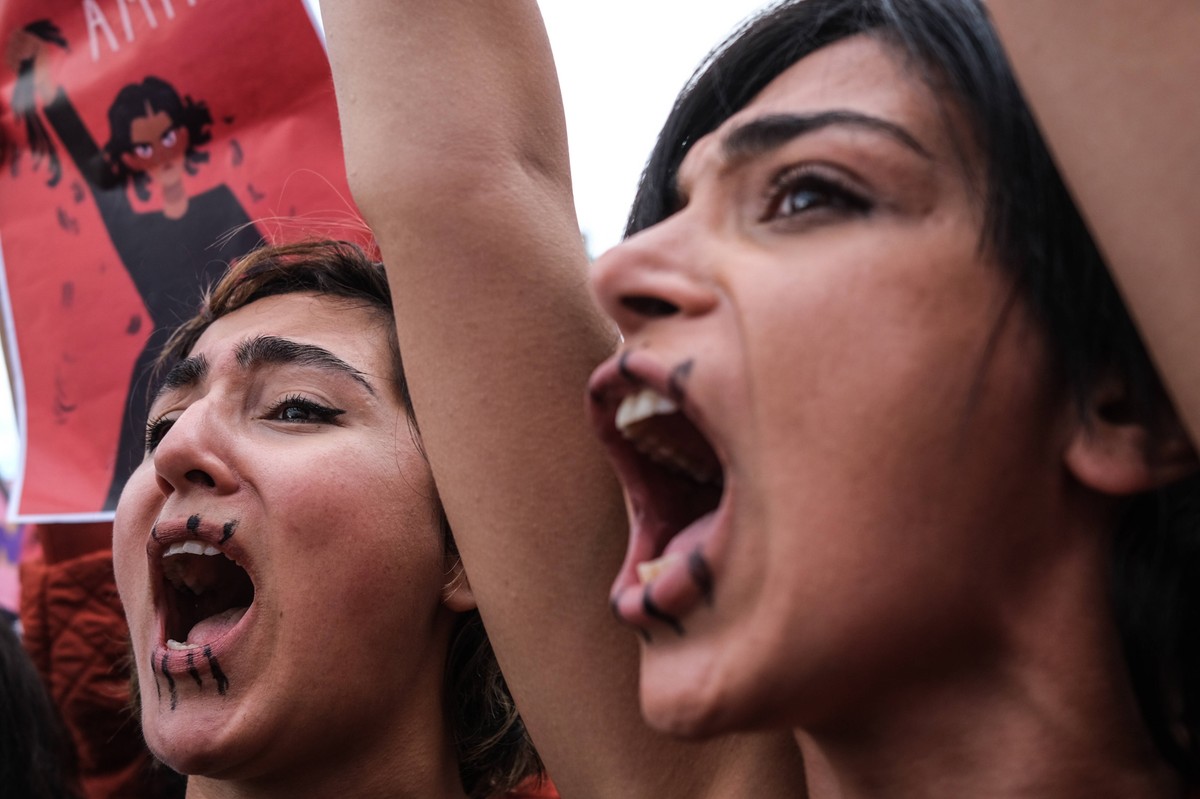 Protesty w Istambule w geście poparcia dla Iranek po śmierci Mahsy Amini