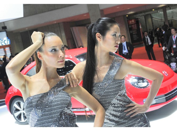 Salon samochodowy w Tokio - dziewczyny