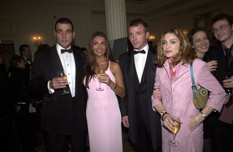 Vinnie Jones z żoną Tanyą, amerykańską piosenkarką Madonną i jej ówczesnym partnerem reżyserem Guyem Ritchie w 2000 r.