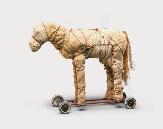 Christo - "Petit cheval empaqueté" ("Wrapped Toy Horse", 1963)