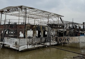 Izgoreo splav na Dunavu u Grockoj