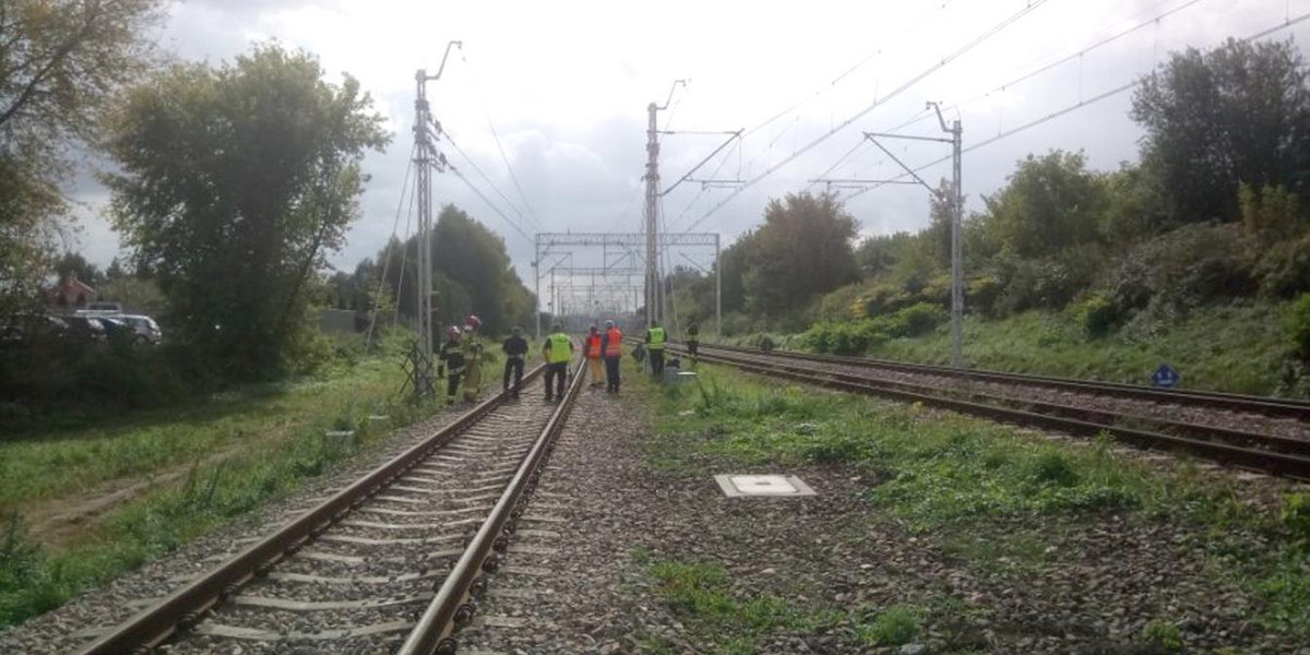 Torowisko gdzie doszło do wypadku, w tle funkcjonariusze na miejscu zdarzenia