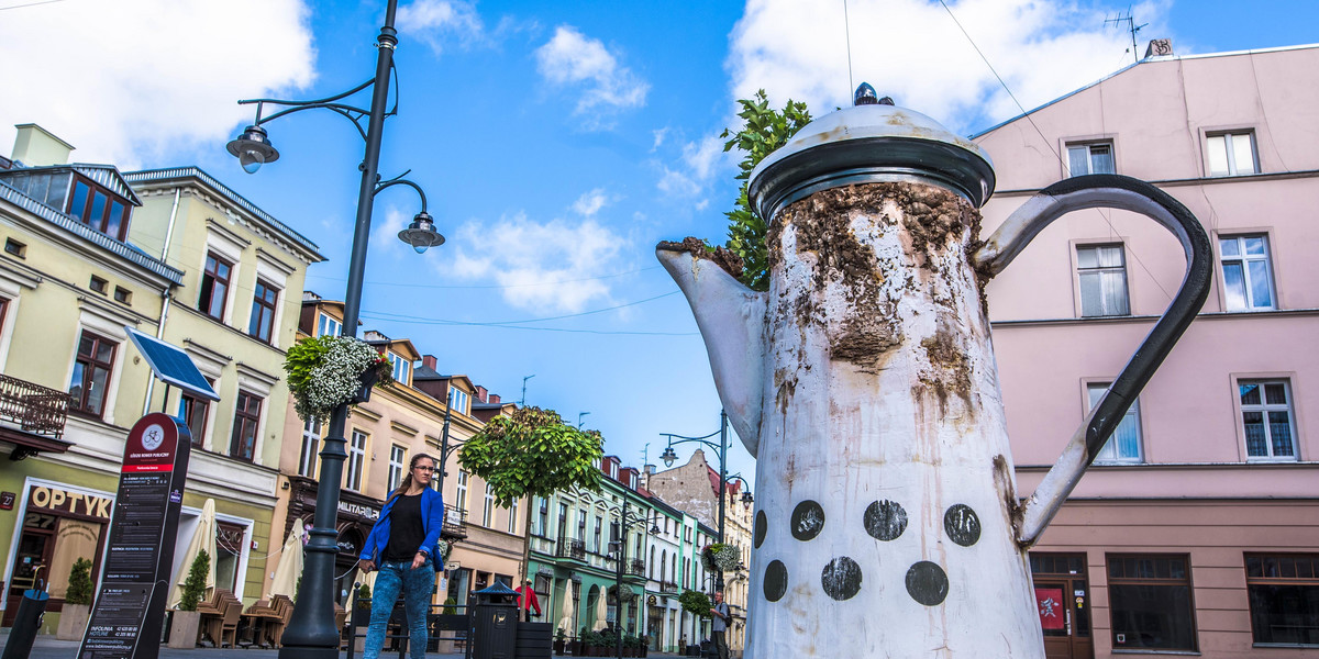 Lump ze Szczecina zamienia słupy teatralne w instalacje artystyczne z PRL-u