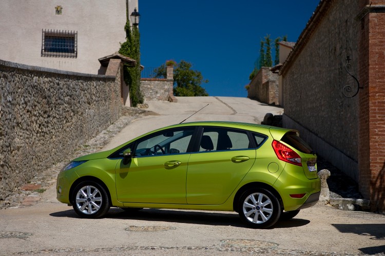 Każdy z sześciu silników oddaje moc przez pięć biegów skrzyni manualnej