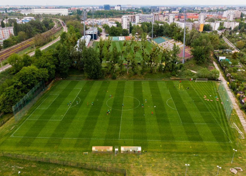 Kluby ekstraklasy trenują w komplecie