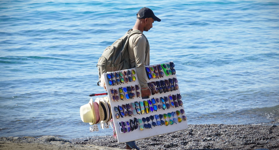 Sprzedawca na plaży w Imperia, Włochy