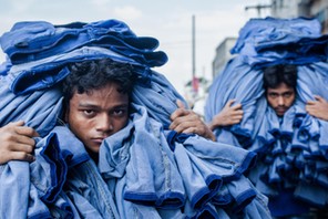 Bangladesz. Chłopcy niosą gotowe ubrania.jpg