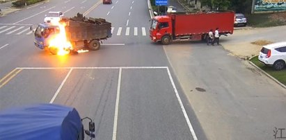 Motocyklista omal nie spłonął żywcem! Wszystko nagrała kamera