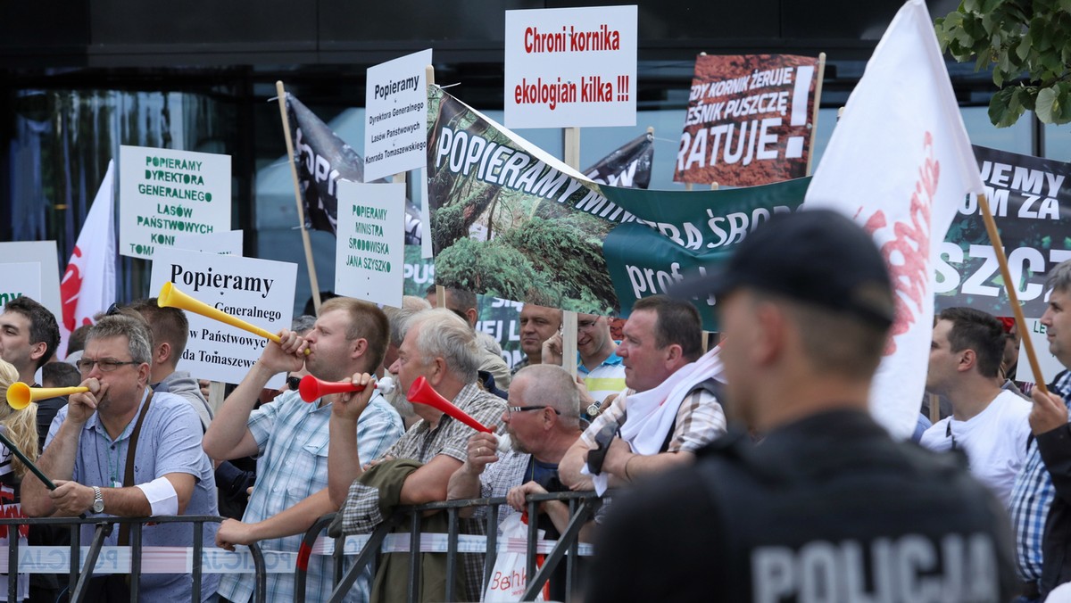 Do natychmiastowego zaprzestania wycinki drzew w najstarszej części Puszczy Białowieskiej i przyjęcia misji ekspertów wezwał dziś polskie władze Komitet Światowego Dziedzictwa UNESCO. Po poprawkach, które wcześniej zgłosił Kazachstan, zgodzono się na wydłużenie terminu przedstawienia raportu o stanie zachowania puszczy do grudnia 2019 r., ale znalazł się tam zapis o możliwym wpisie na Listę Światowego Dziedzictwa w Zagrożeniu.