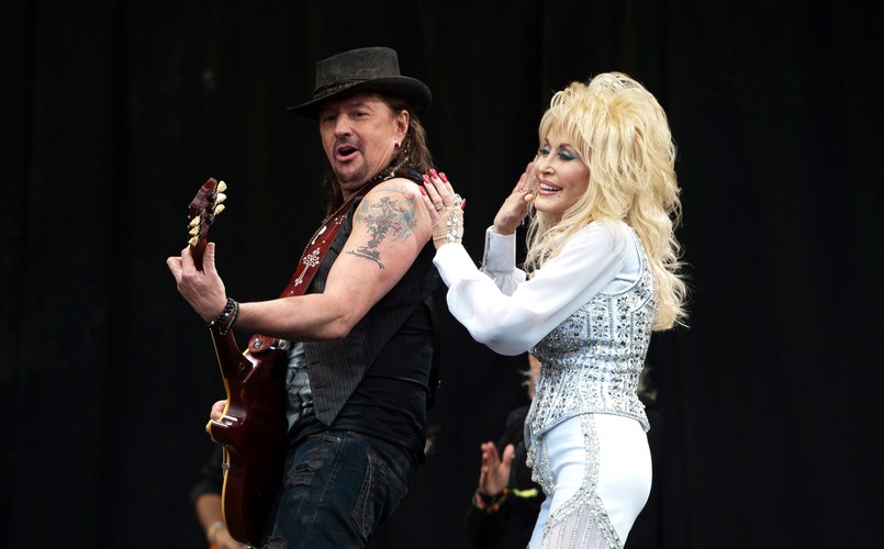 Dolly Parton i Richie Sambora podczas koncertu
