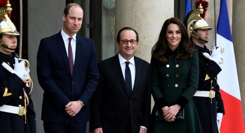 French President Francois Hollande (C) welcomes Britain's Prince William (L), The Duke of Cambridge, and his wife Kate, the Duchess of Cambridge at the Elysee Palace in Paris on March 17, 2017