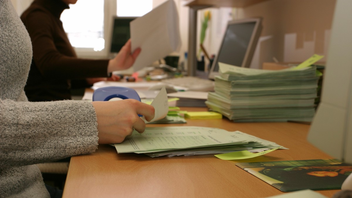 Wezwania do Urzędu Miasta w celu złożenia zeznań to nowy sposób określenia wysokości opłat za gospodarowanie odpadami komunalnymi przez Wydział Podatków i Opłat Lokalnych w Opolu. Urzędnicy pod groźbą kary wysługują się mieszkańcami miasta w celu uzyskania potrzebnych im informacji - podaje portal 24opole.pl.